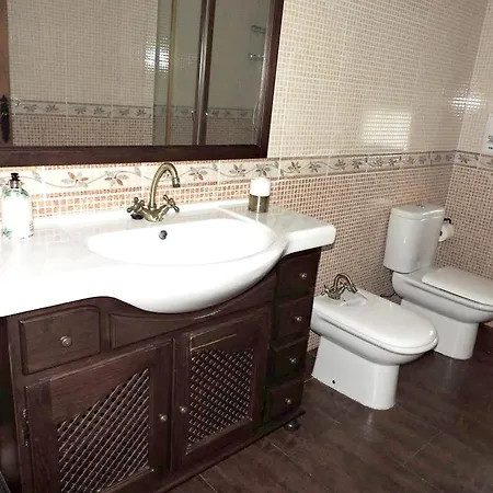 Spacious House With Mountain View In