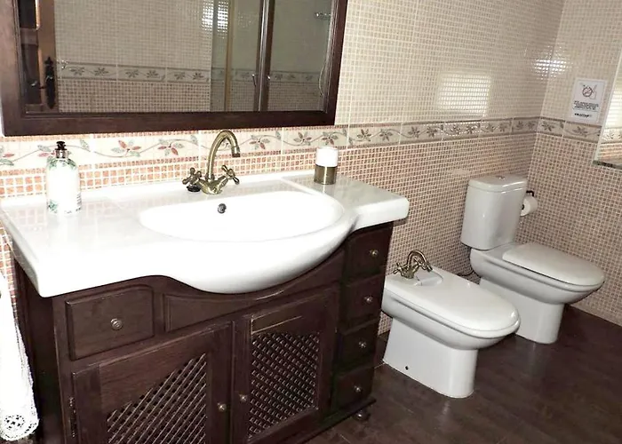 Spacious House With Mountain View In